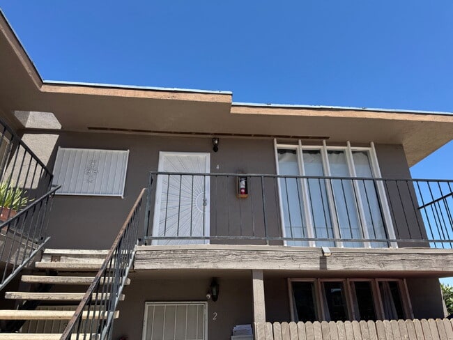 Building Photo - Ideal 2nd floor Unit 4
