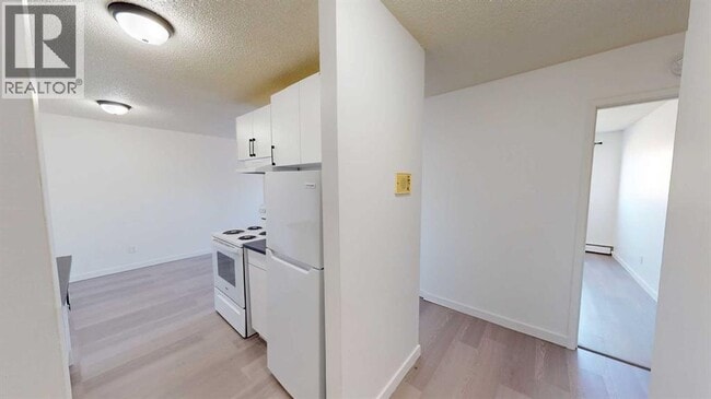 Photo - 9515-9100 100 Ave.