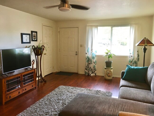 large open livingroom - 204 Gibson St Apartamentos Unidad B