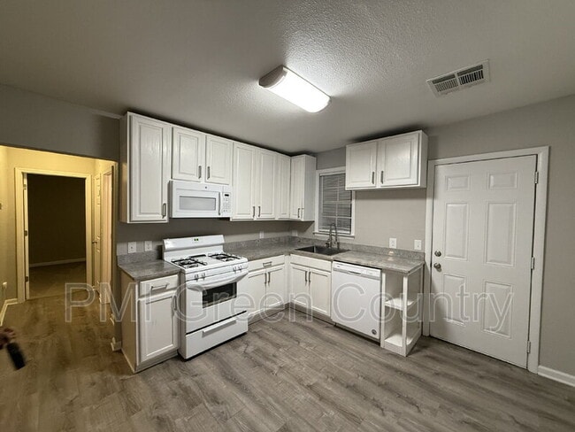 Photo - 203 W Knoxville St