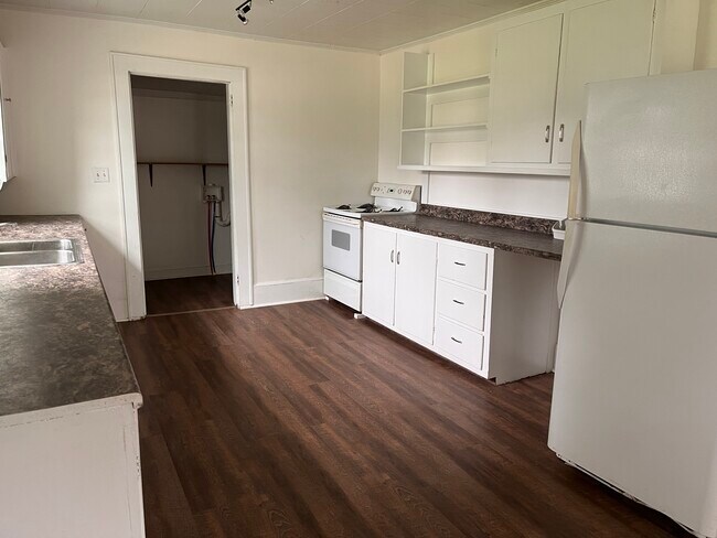 Kitchen - 1095 W Main St