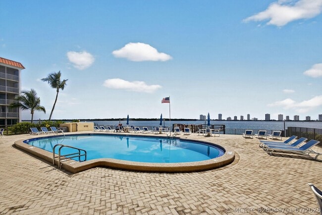 Building Photo - 100 Paradise Harbour Blvd Unit 307