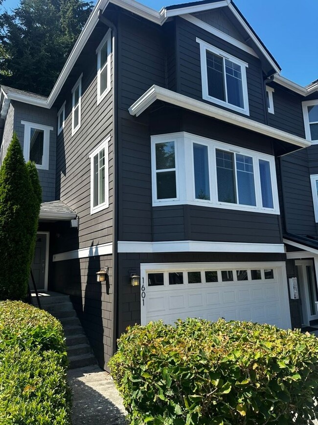Building Photo - 3Bd/2.5Ba Bellevue Townhouse