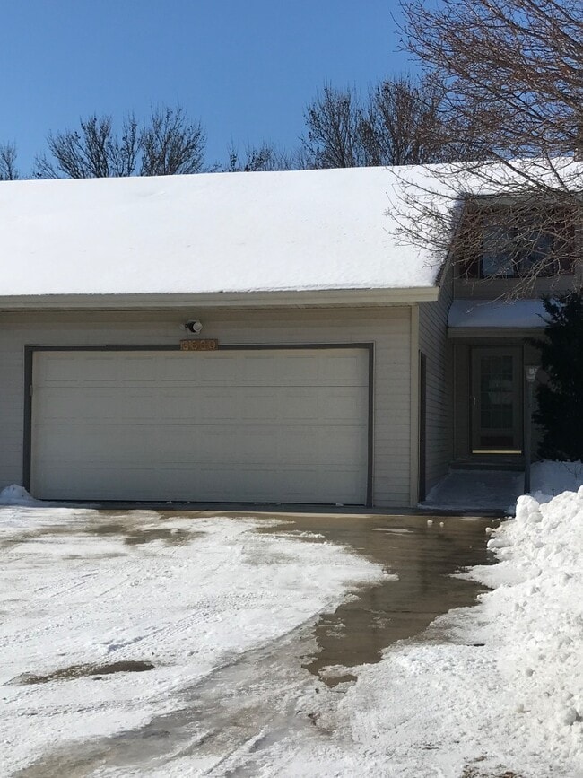 Building Photo - 3830 E River Dr Rental