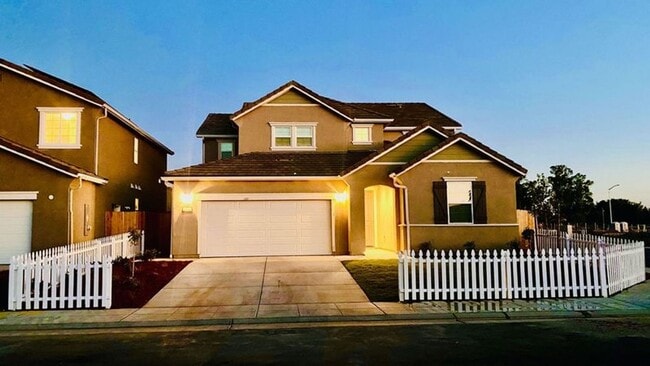 Building Photo - Beautiful Two Story Home in the Olivewood ...