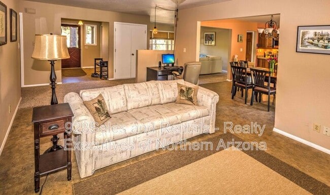 Photo - 852 W Parker Dr