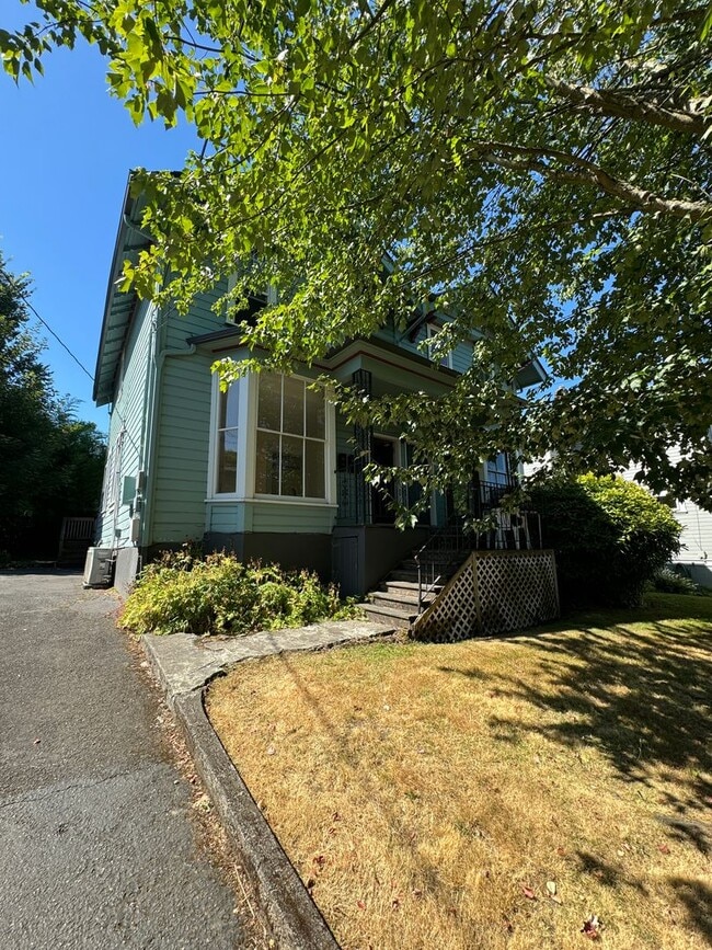 Building Photo - 3236 SE Alder St Unit 4