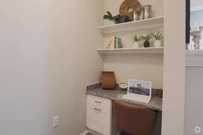1BR, 1BA - 851 SF