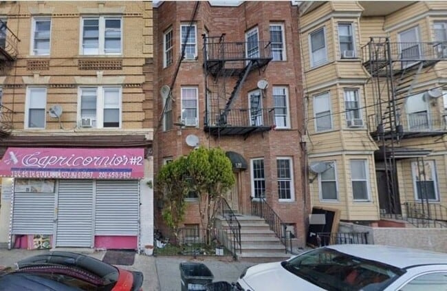 Building Photo - 130 45th St Unit 2