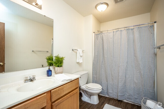 2BR, 1BA - 925 SF