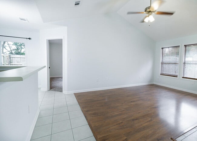 Photo - 206 Parkwood Cir