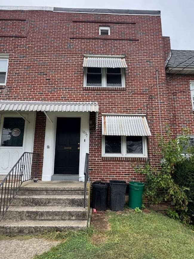 Building Photo - 2 Bedroom Townhome with Detached Garage