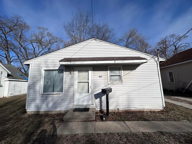 Building Photo - 907 Maple-