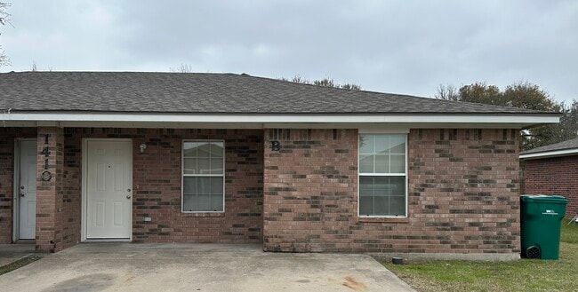 Building Photo - 1410 Natchez Trail Unit #B