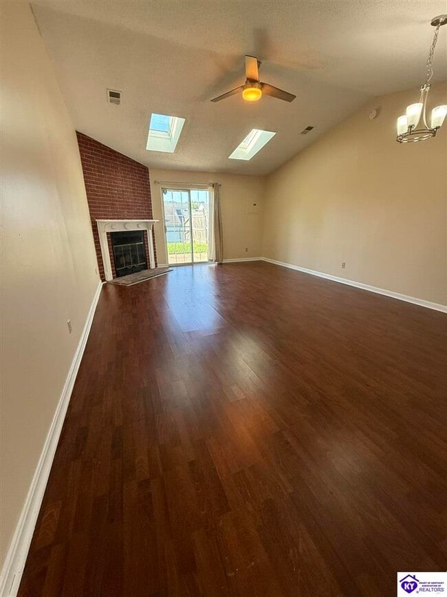 512 Independence Ct