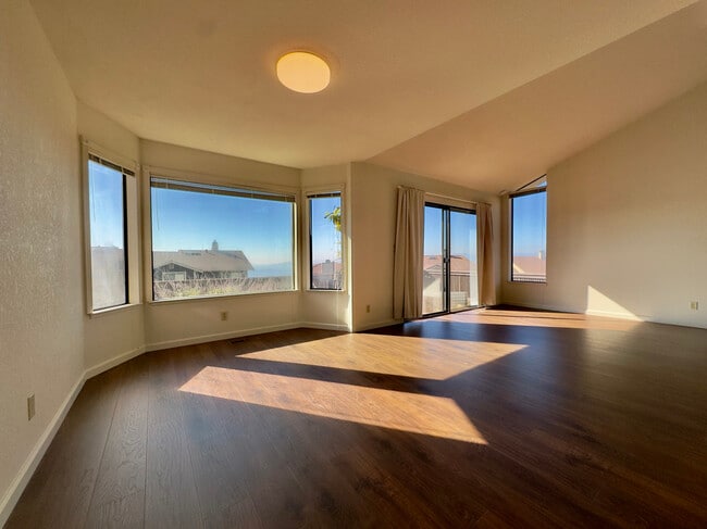 Building Photo - 2221 Pinehurst Way