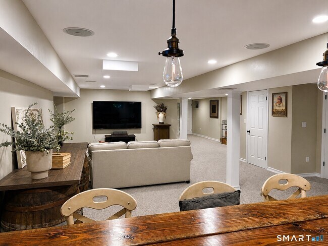 186 Schiller Rd