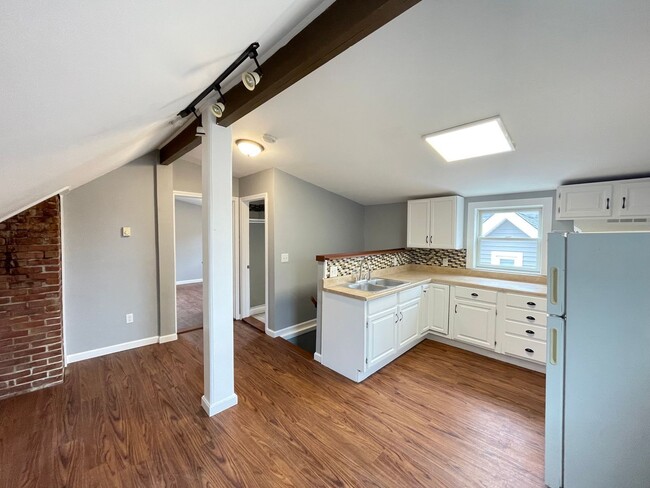 Building Photo - 37 Grove St Unit 4