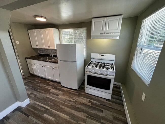 Building Photo - 1 Bedroom House With Yard and Private Laundry