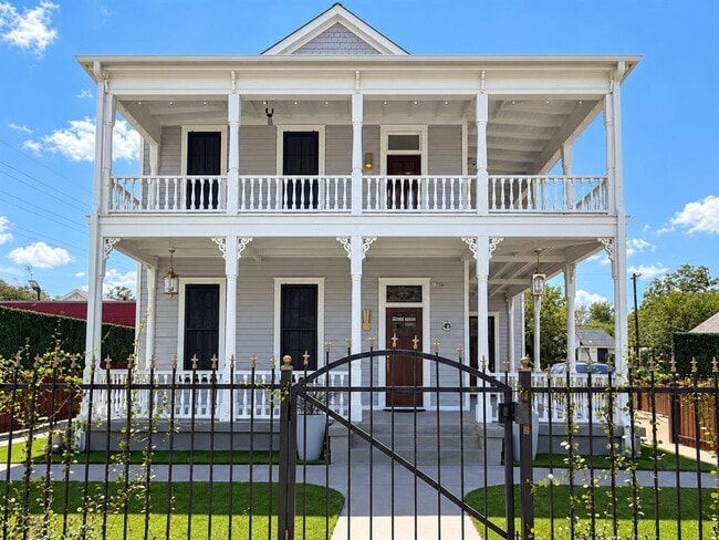 1807 E Cesar Chavez St