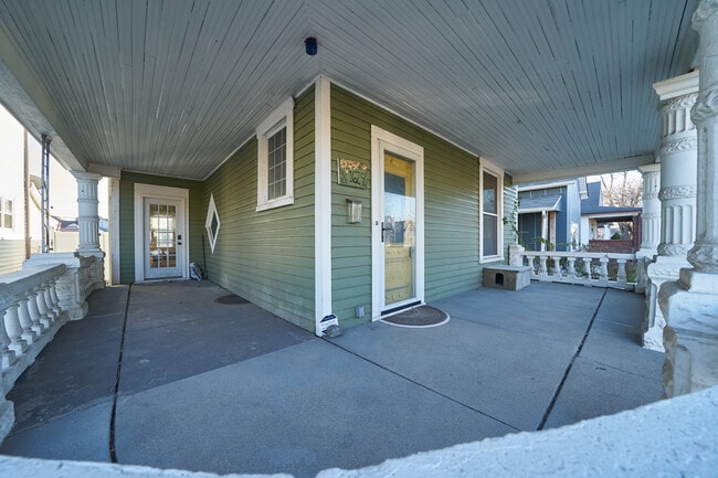 725 E PARK FLYER 2020 - 1629 Lexington Ave