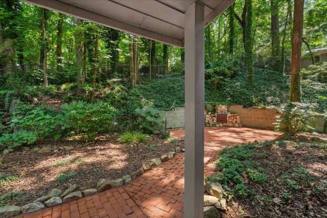 Photo - Charming 2-Bed Home with Hardwood Floors and Fenced in Yard Unidad B