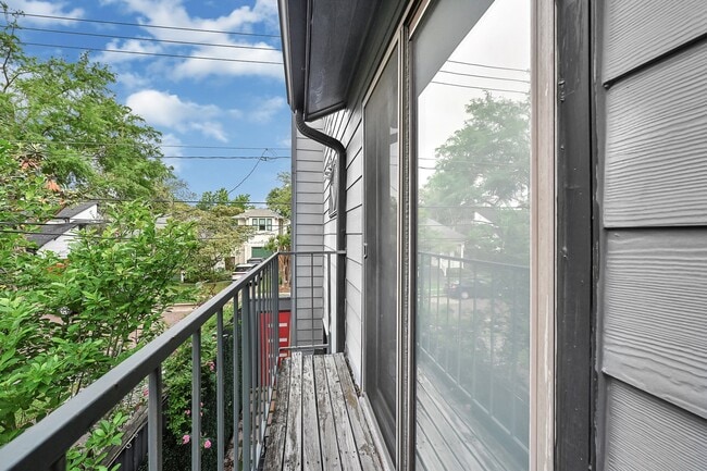 Photo - 2100 Commonwealth St