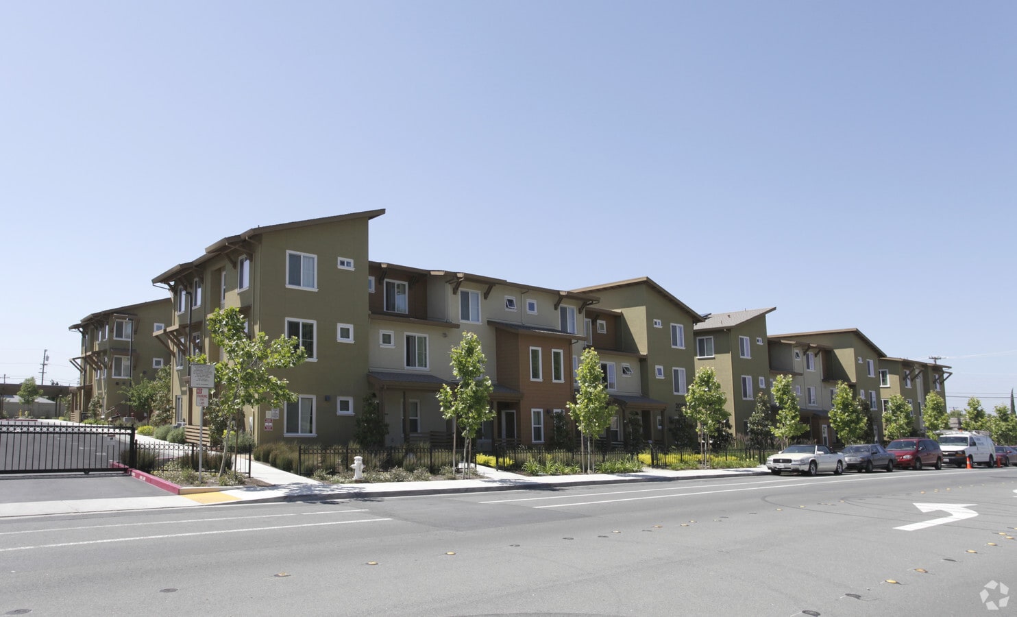 Los Medanos Village - Los Medanos Village Apartments