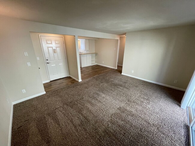 Building Photo - GEAR UP FOR SUMMER WITH YOUR AC AND PATIO! Unit 336-3 Rental
