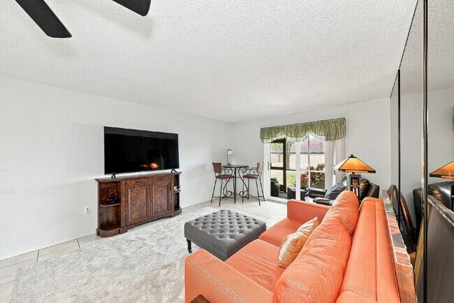 Charming 2-Bed Condo Retreat with Granite Touches in Sunny Venice!