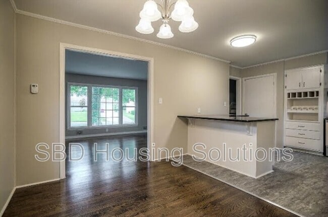 Photo - 610 E 110th Terrace