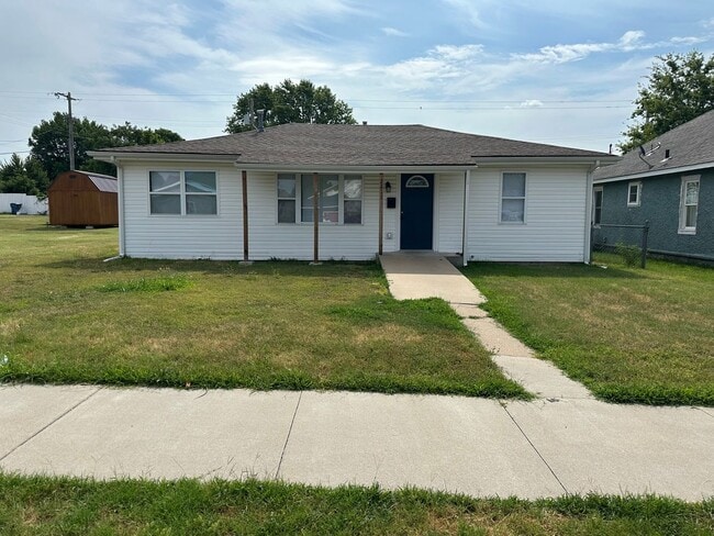 Building Photo - COMING SOON: 3 bedroom, 1 bathroom home lo...