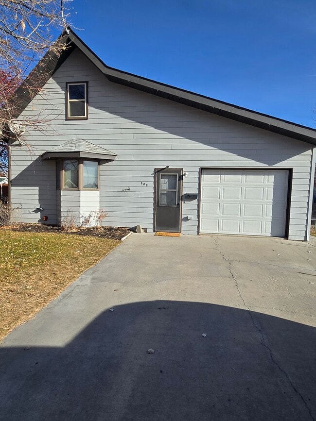 Three Bedroom Home - Single Car Attached Garage - in Townsend! - Three Bedroom Home - Single Car Attached Garage - in Townsend!