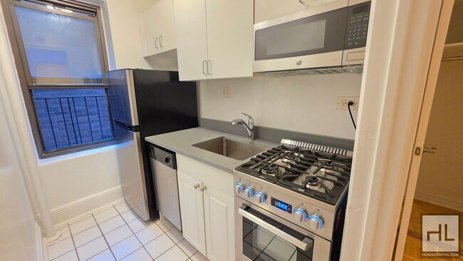 Spacious First-Floor Studio with Separate Alcove in Gramercy