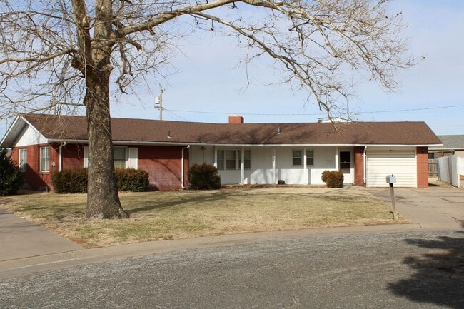 Building Photo - 5 Bedrooms, 2 Bath  House with Attached Garage