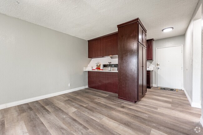 1BR, 1BA - 640SF - Dining Room