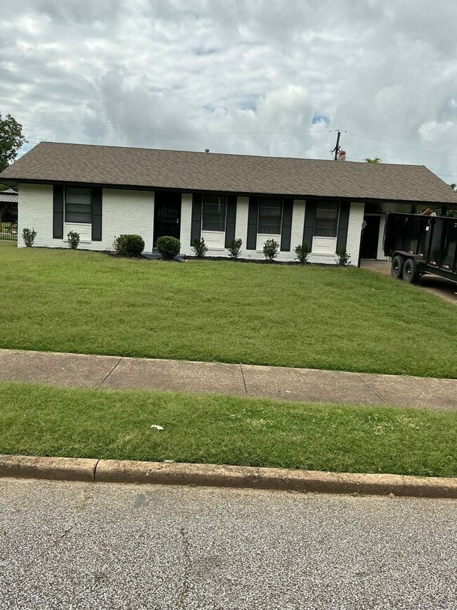 Building Photo - 852 Parkrose Rd