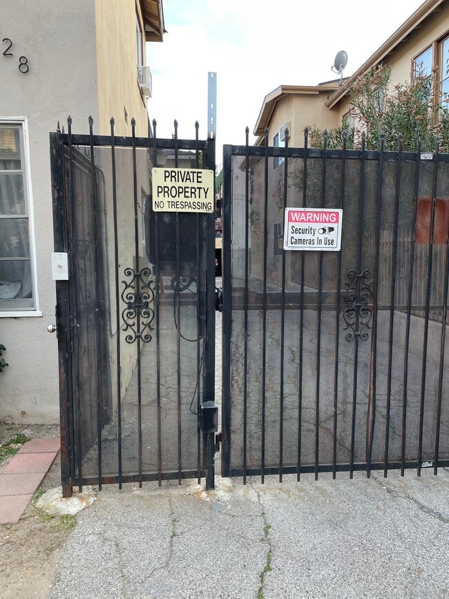 Secure electric gate - 6128 De Longpre Ave Unit 4