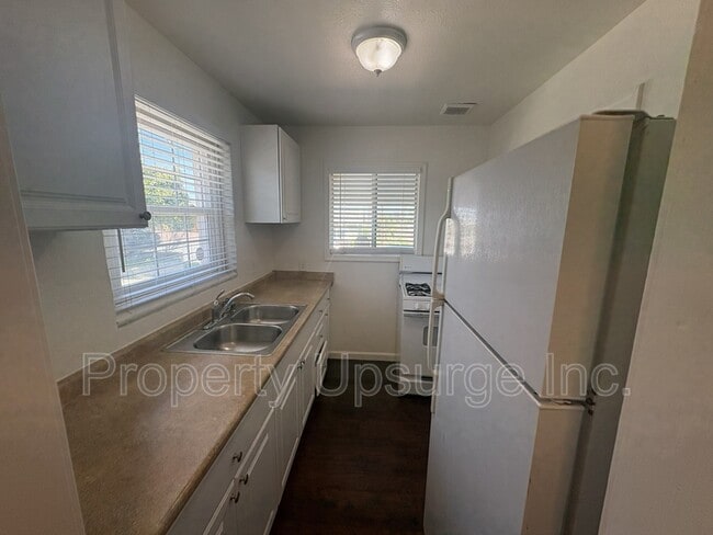 Photo - 104 E 6th St