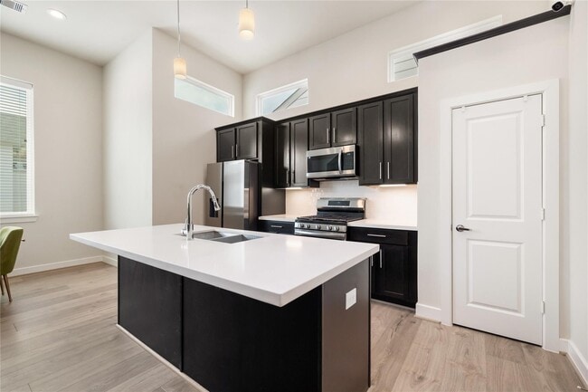 Photo - 147 Knightsbridge Park Ln