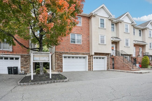 Building Photo - Fully Furnished Townhome for Rent – NO LEA...