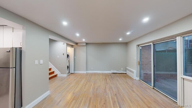 Photo - 67-39 Clyde St