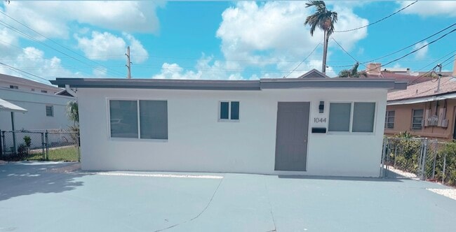 Building Photo - 1044 SW 28th Ave