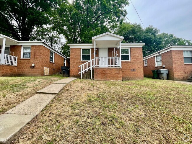 Building Photo - This cozy 2 bed 1 bath cottage style brick... Rental