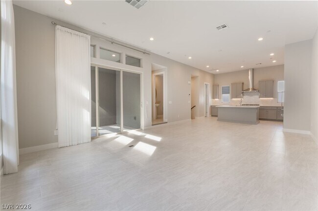Photo - 667 Grey Saker St