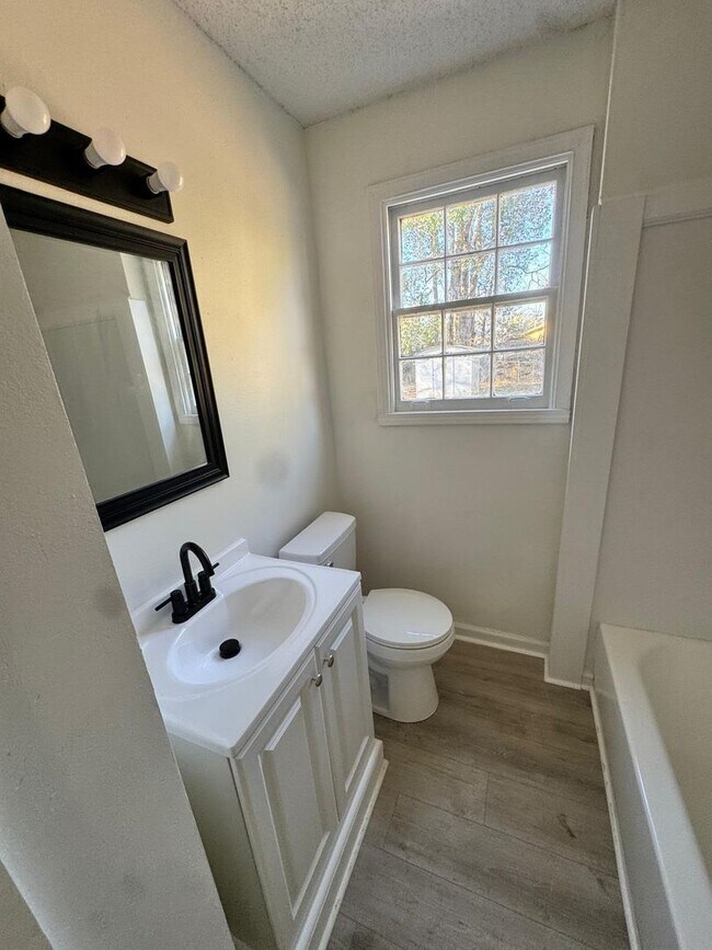 Photo - 2005 Mott Dr W