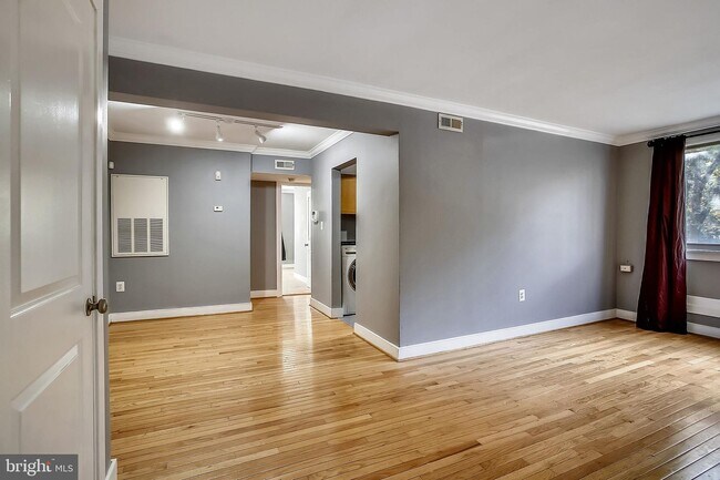 Building Photo - 2838 Hartford St SE Unit 201