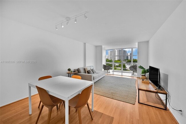 Building Photo - 800 Parkview Dr Unit 605