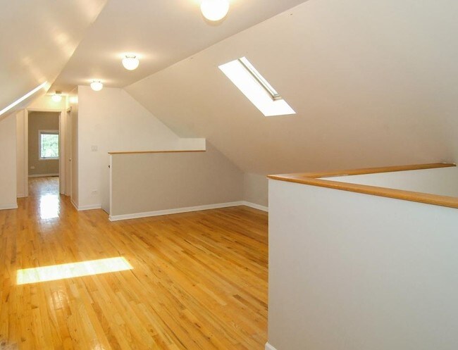 Building Photo - 1433 W Oakdale Ave Unit 2