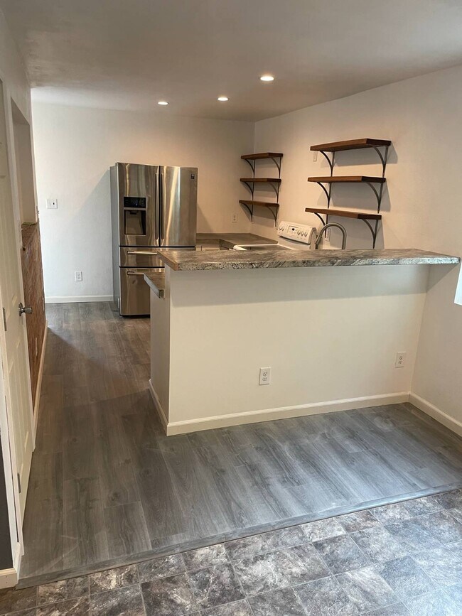 Photo - 608 W 8th St